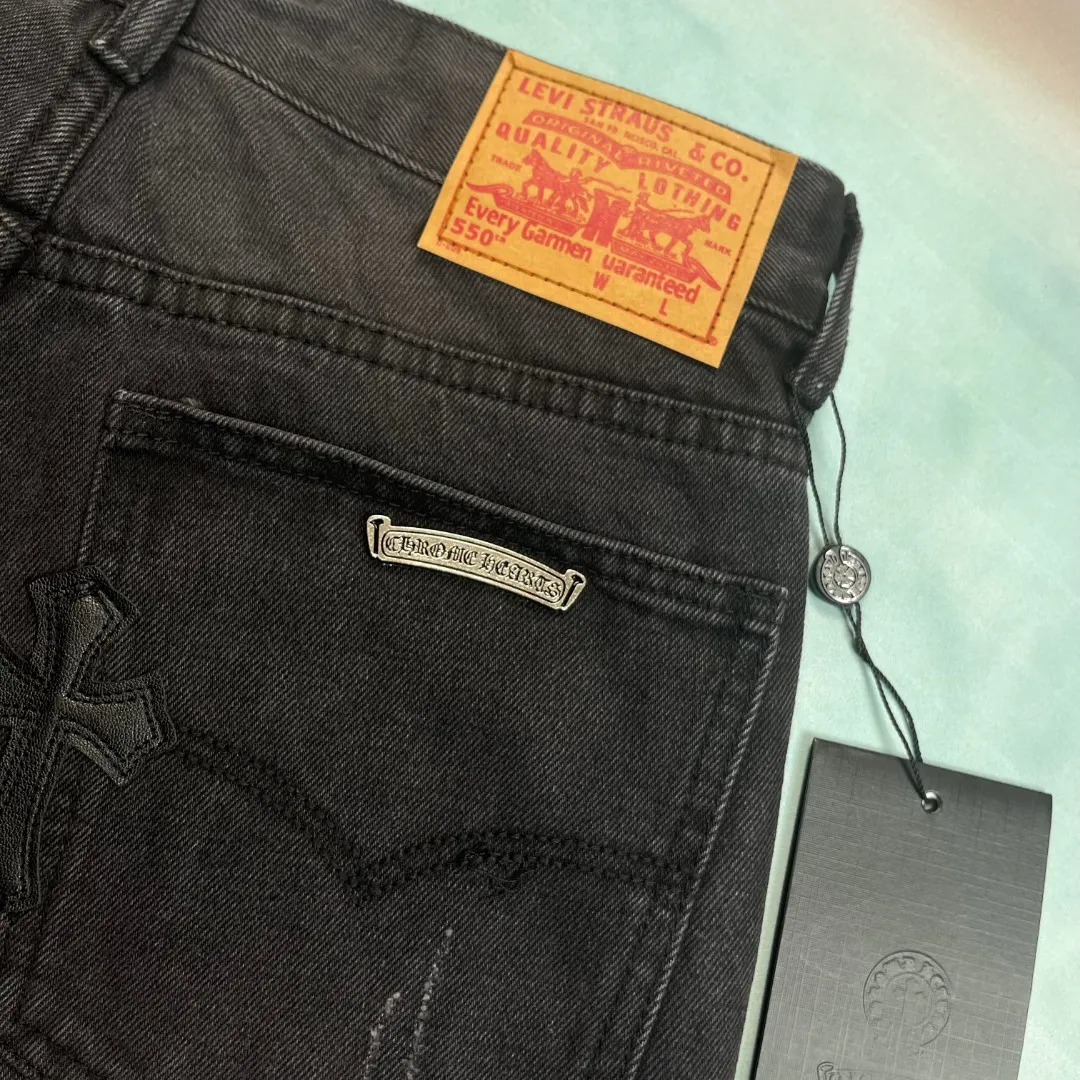 🅿️236 🔘Style No.-KL151 🔘Cro Heart𝐂𝐡𝐫𝐨𝐦𝐞 𝐇𝐞𝐚𝐫𝐭 Classic CH Cross Patch Leather Jeans [Black Black]* The top-notch heavy-duty washing water gives the denim a natural aged texture, making it softer and softer to the touch, and every fold is a filter of age. The calfskin cross is fully laser-cut, with neat lines like works of art, and high-grade matte edges. The distressed silver hardware has its own retro buff, and the buttons and zippers tell a story the more they are used. The straight silhouette is perfect for concealing your body, and the hips become wider and the legs become thicker in seconds. Pair it with short boots to make you look taller, or wear it with dad shoes for a lazy look. You can wear it casually with a white T-shirt and it will make you shine. From the leather to the wiring, everything is top-notch, and you can tell the texture at the first touch - it's not in the same dimension as the currency at all!  Size: S M L XL (28.30.32.34) Color: black with black, black with white, black with pink